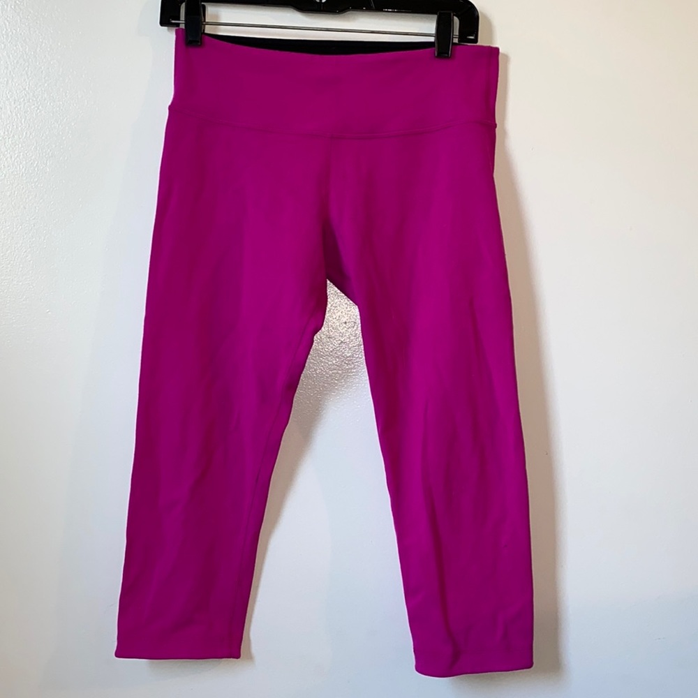 Women's High-Waist Capri Leggings in Fuchsia